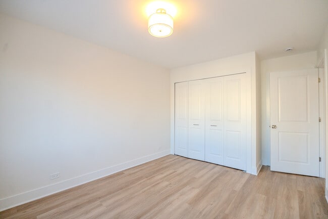 Building Photo - 2740 W Farragut Ave