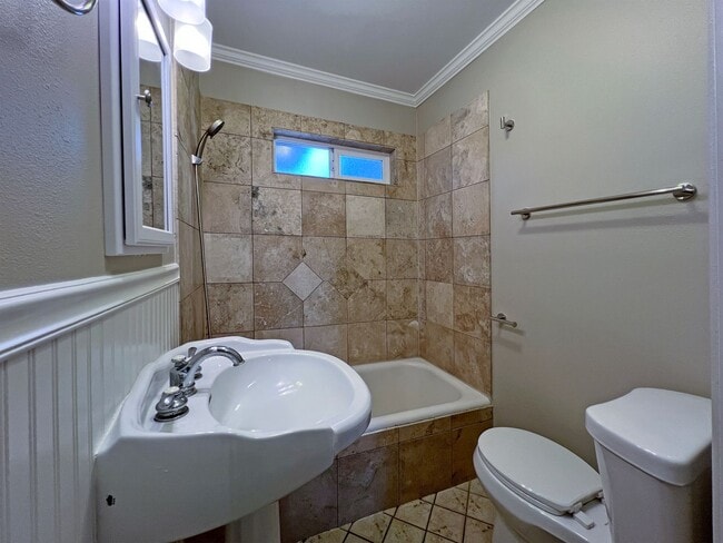 Building Photo - Charming and updated 2 bedroom, 1 bath bun...