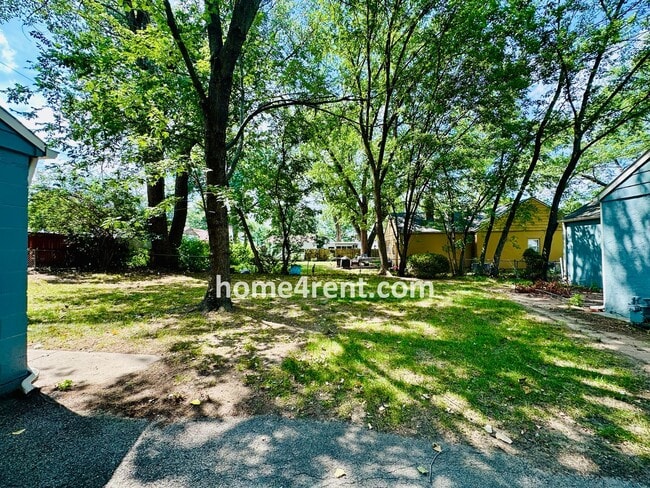 Building Photo - Adorable Ranch in Roeland Park w/ Wood Flo...