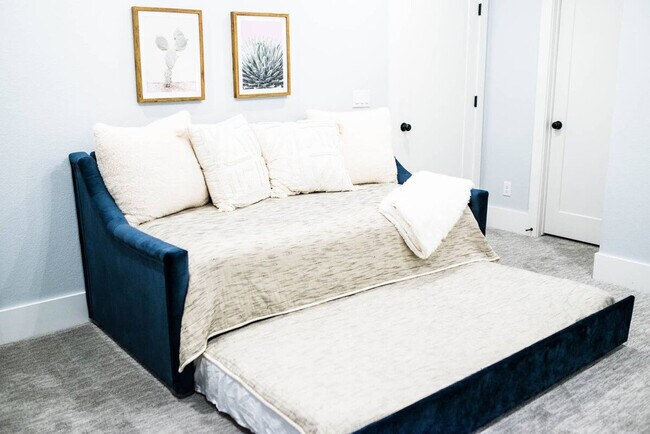 Building Photo - 319 NW A St