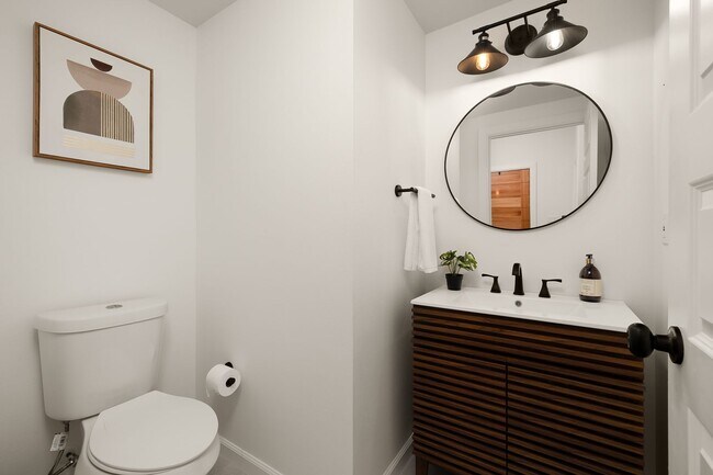 Building Photo - Luxury 3 Bedroom 2.5 Restroom Townhouse for Long-Term Lease | Gated Community-North McAllen