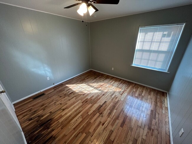 Building Photo - 3 bedroom, 1 bathroom home only minutes aw...