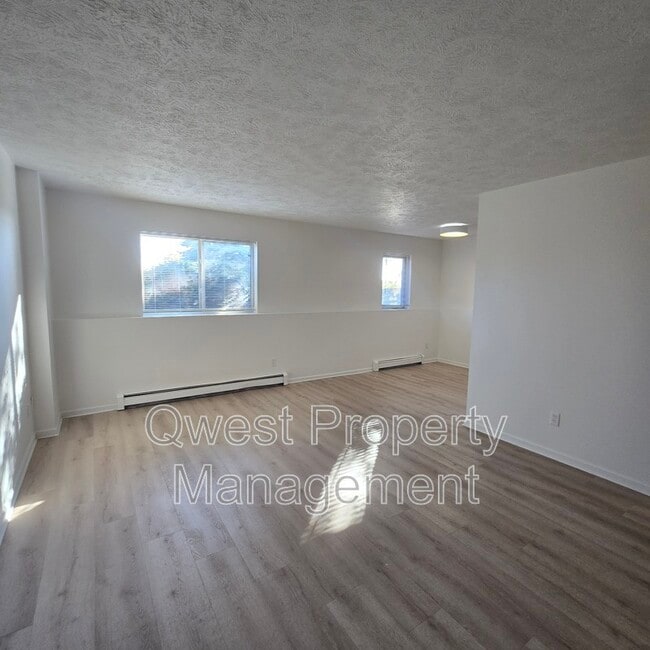 Building Photo - 3829 Silver Lake Rd