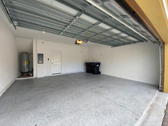 Building Photo - 3BD/2.5BA Townhome in Econ Trails Near Valencia East!