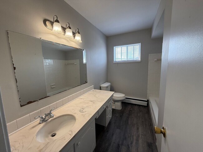 Building Photo - 3 Bed 1.5 Bath Townhome  in Wyoming