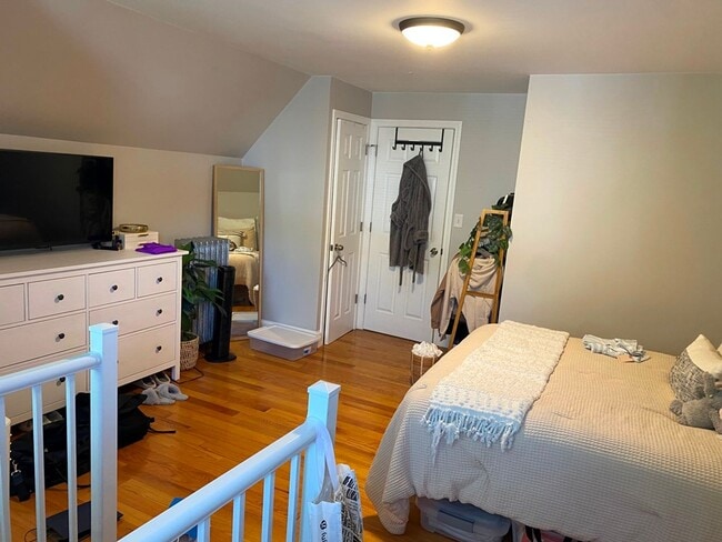 Building Photo - WOW!!!!  NO FEE!!  GORGEOUS 4 BED/2 BATH APARTMENT IN BRIGHTON'S OAK SQUARE AVAIL 9/1