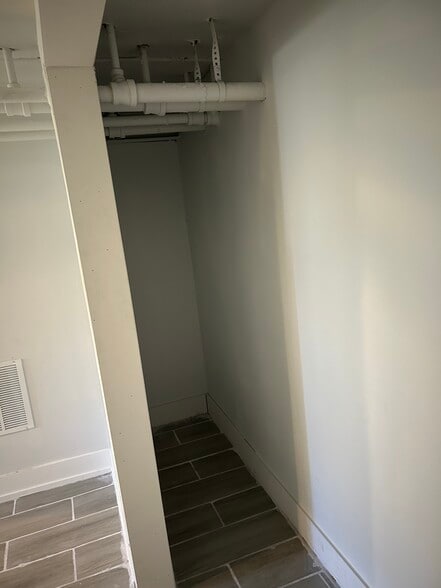 Building Photo - 4912 N Mason Ave