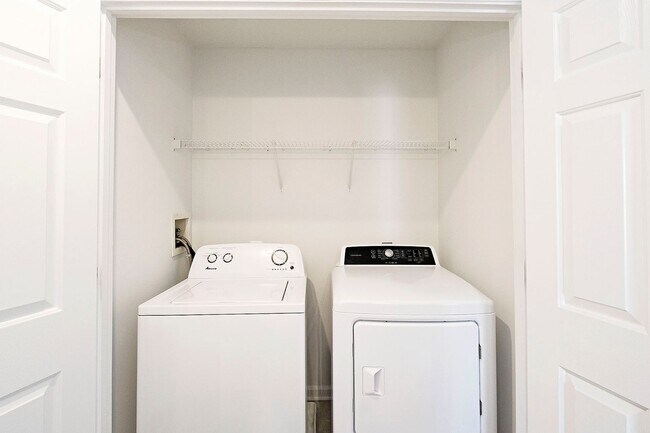 Building Photo - Updated End-Unit Townhome in Crozet