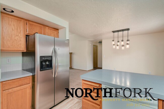 Building Photo - Comfortable Living with Room to Breathe