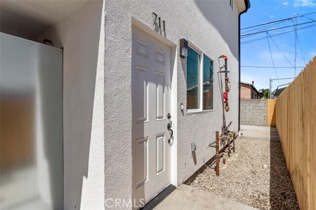 Building Photo - 711 W 80th St