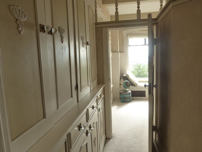 Building Photo - 211 W Highland Dr