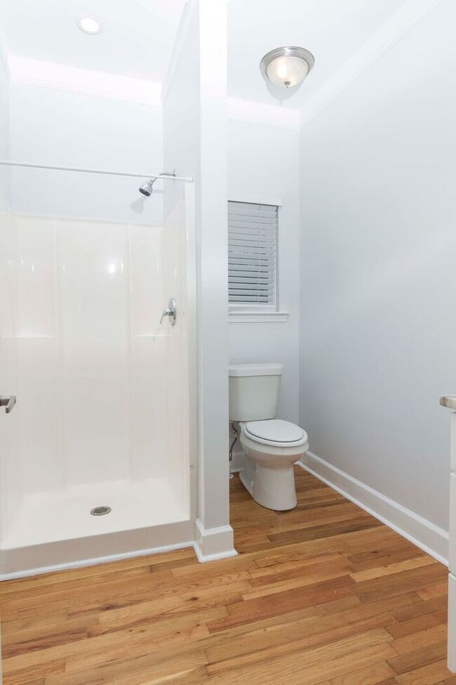 Building Photo - Newly Renovated 4 bedroom 3 bath townhome