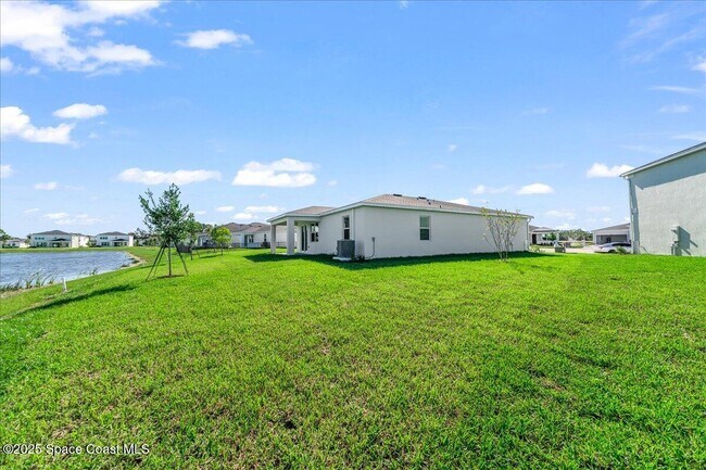 Building Photo - 2037 Island Ave NW