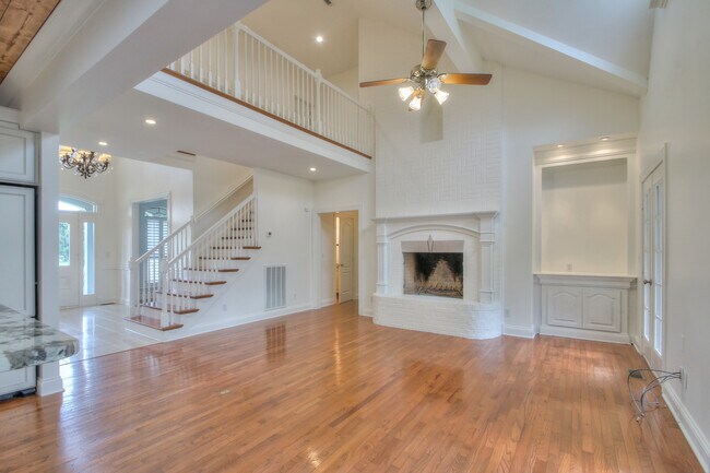 Building Photo - 4335 N Chapel Rd