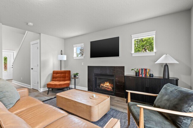 Building Photo - Beautiful SE Bend Home | Spacious Floorplan | Fenced Backyard | Near Parks & Trails