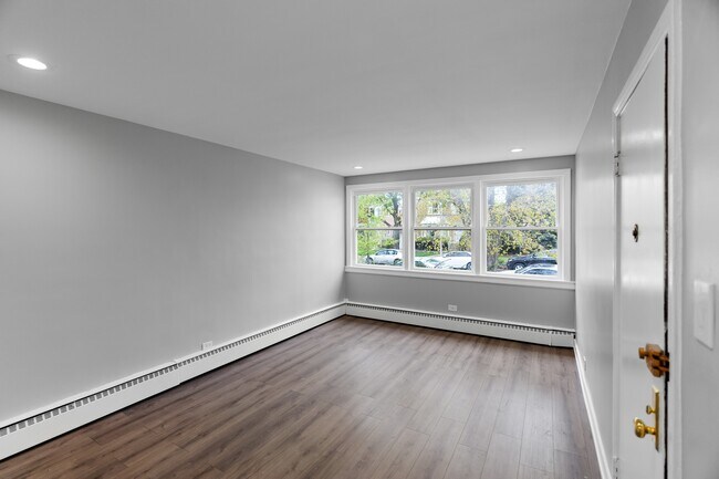 Building Photo - 2823 W Balmoral Ave