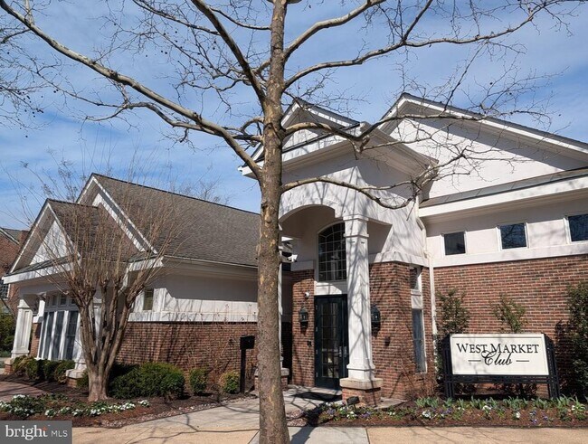 Building Photo - 1891 Crescent Park Dr