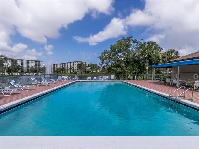 Building Photo - 2316 S Cypress Bend Dr