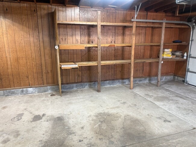 Building Photo - Studio apartment with a large garage in Eugene!