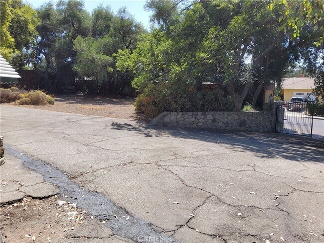 Building Photo - 10630 Hillhaven Ave