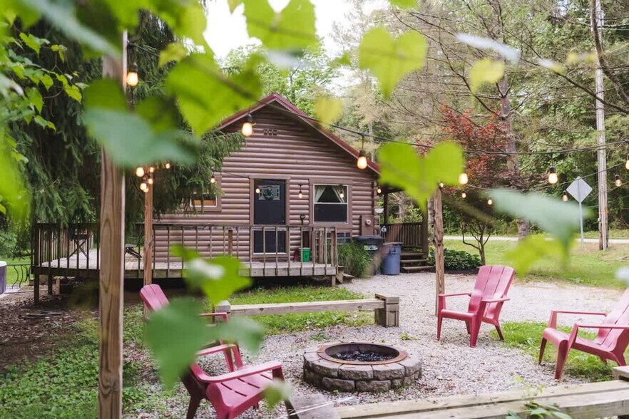 Building Photo - 15039 Pleasant Valley Rd