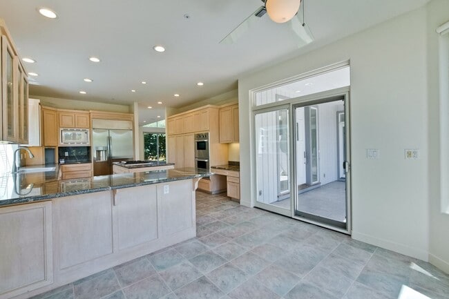 Building Photo - Large 3,767 sqft home on a 10,000 sqft lot- 2 bed located on 1st floor w/ separate entrance - Top...