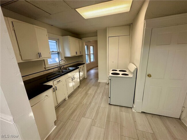 Building Photo - 162 Westwood Ave