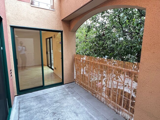 Building Photo - Modern Condo in the heart of North Beach