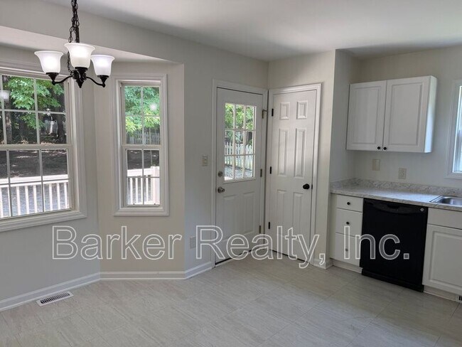 Building Photo - 704 Southampton Dr