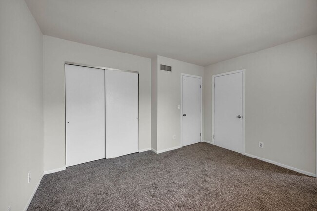 Building Photo - 2700 Queenswood Dr