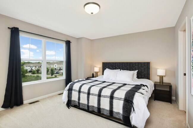 Building Photo - 848 Roselyn Dr