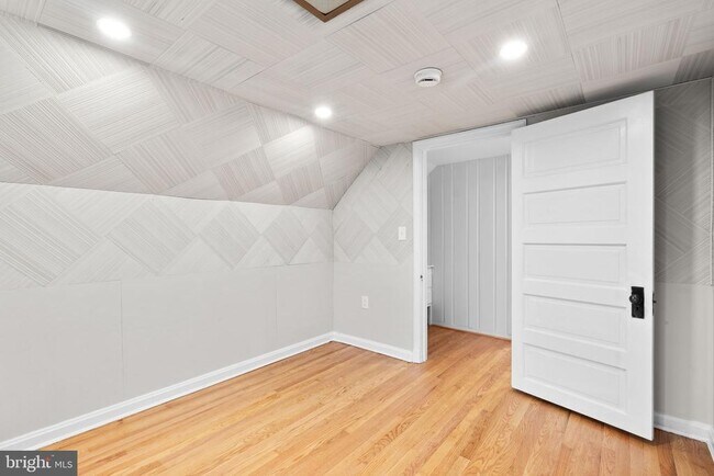 Building Photo - 715 Anderson Ave