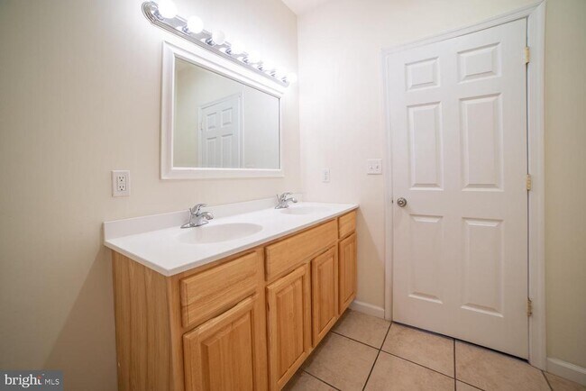 Building Photo - 1830 N 16th St