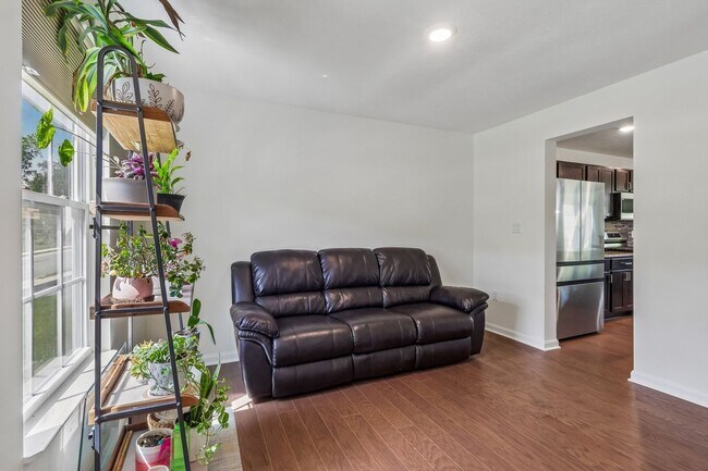 Building Photo - 1105 Deerfield Dr