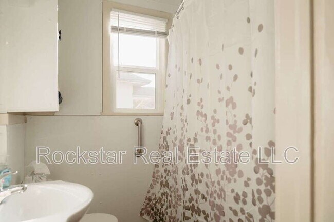 Building Photo - 1307 W Cleveland Ave