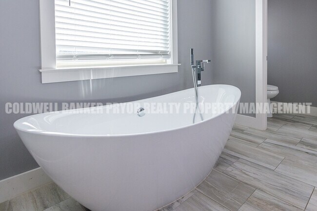 Building Photo - 9618 Shooting Star Cir