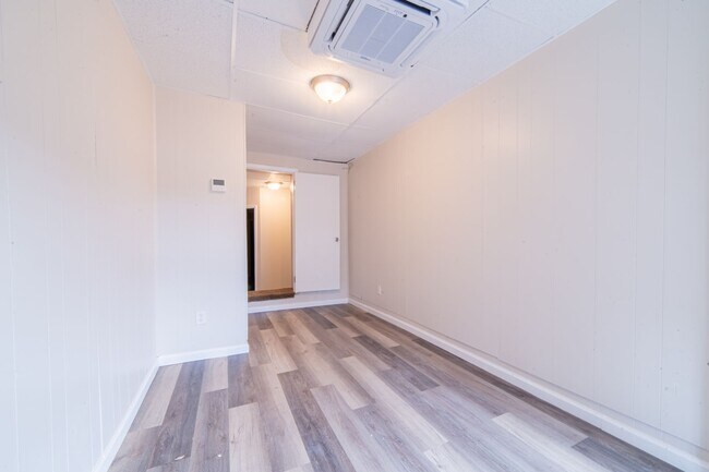 Building Photo - Spacious 2-Bedroom Apartment with Bonus Ro...