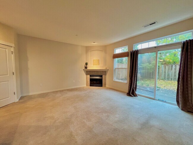 Building Photo - LOVELY GRESHAM TOWNHOME, GREAT LOCATION!