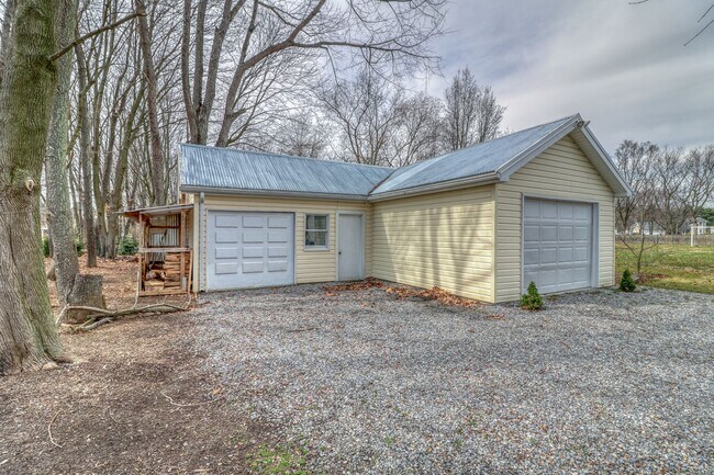 Building Photo - THIS IS THE ONE YOU HAVE BEEN WAITING FOR!...