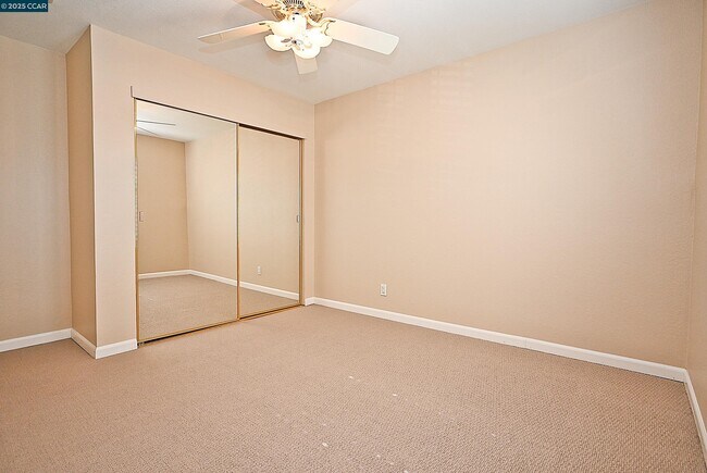 Building Photo - 933 Meadowvale Ct