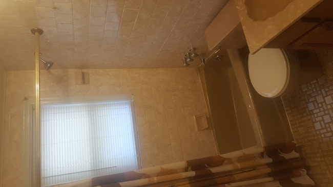 Bathroom - 142 Riverthorn Rd