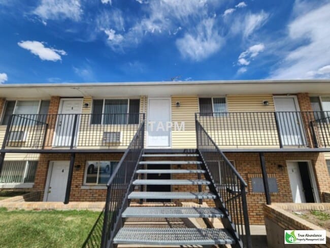 Building Photo - Lovely Two Bedroom Apartment Ready for Mov...