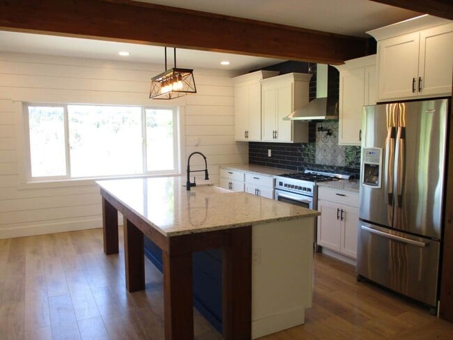 Building Photo - Charming Renovated Farmhouse with Territor...