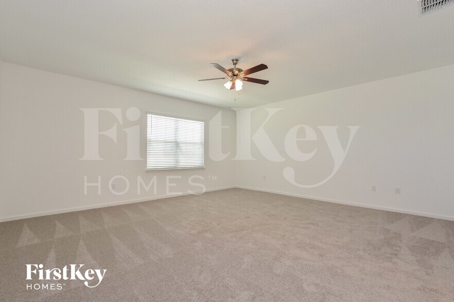 Building Photo - 611 Avila Pl