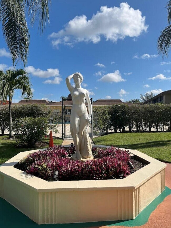 Building Photo - 600 Village Green Ct