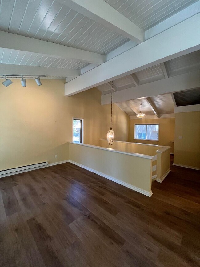 Building Photo - Available Now! 4 bedroom, 2.5 bath unit
