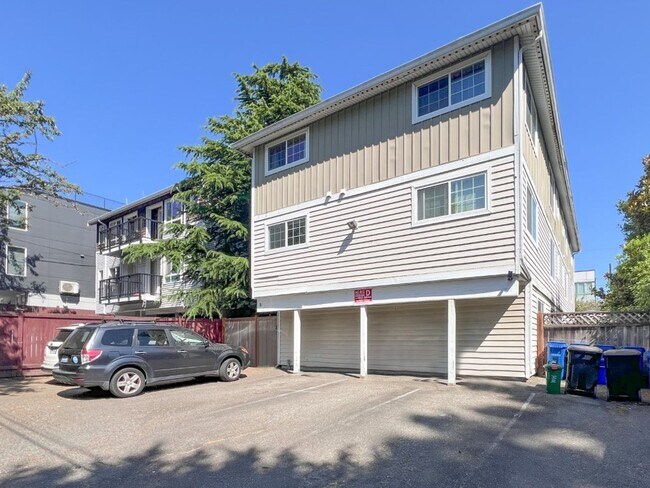 Building Photo - 2Bd/1.75Ba Seattle Condo