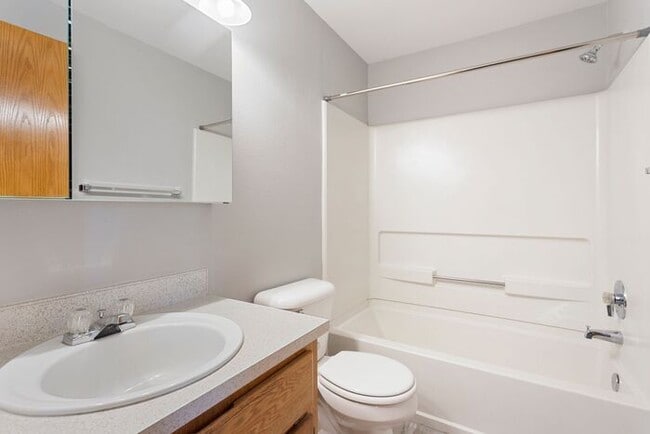 Building Photo - 3 bedroom townhouse with Garage!! Wont las...