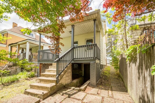 Building Photo - Stunning 2 Bedroom home in McKees Rocks Av...