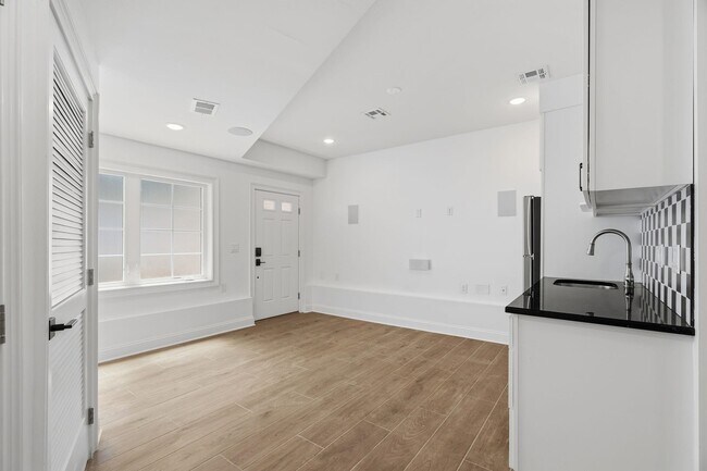 Building Photo - 14 W 49th St